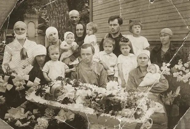 Фотография с похорон. Ист.: https://clck.ru/32Hv4f