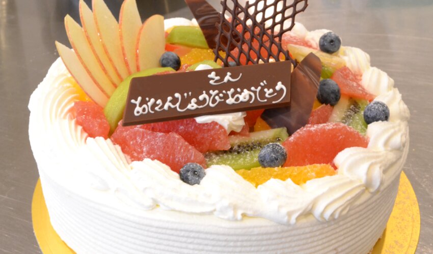 В Японии тортики непременно с надписью. Написано: "...... сан, с Днем Рождения!" В пропуск дописывают нужное имя прямо в магазине и вуаля! Источник: https://i0.wp.com/tamba-yanagawa.co.jp/wordpress/wp-content/uploads/2013/08/2013-0823orignalcake003.png?resize=850%2C500&ssl=1