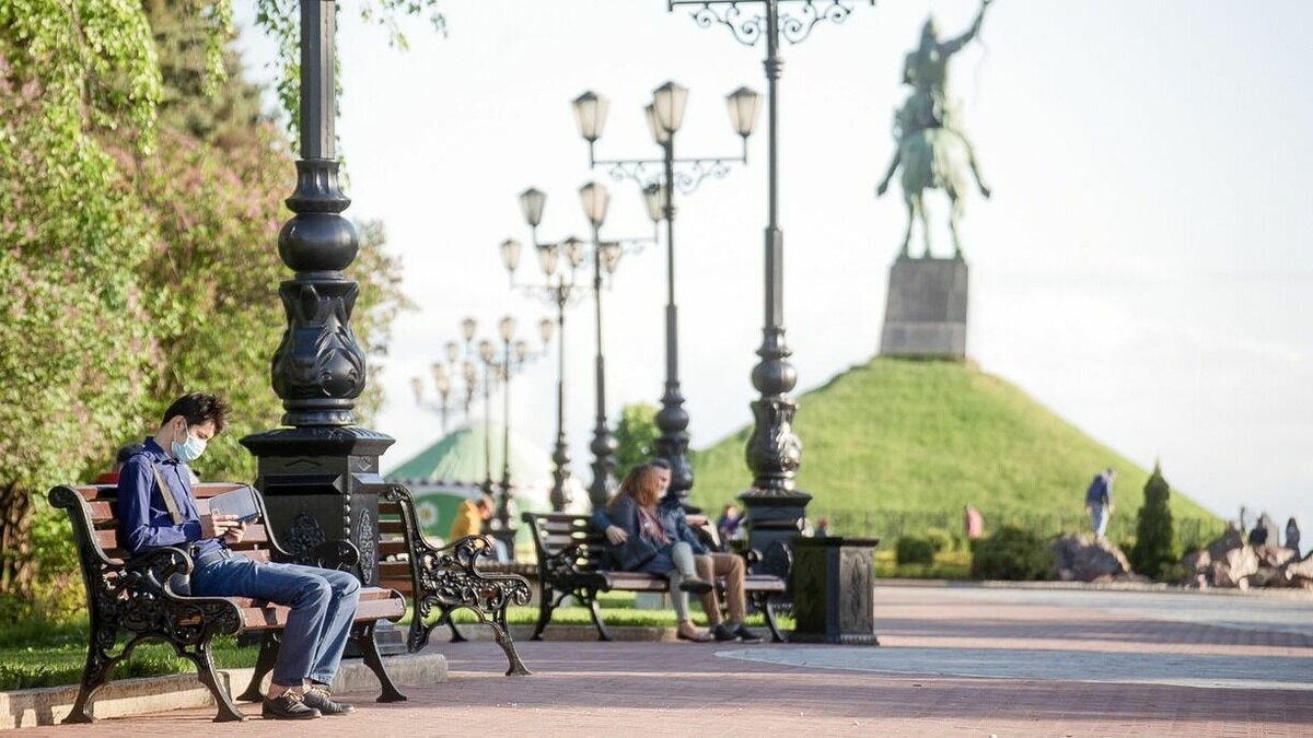     Первыми кран у подножья памятника Салавату Юлаеву заметили очевидцы и испугались, что памятник национальному герою «снесут и не вернут».