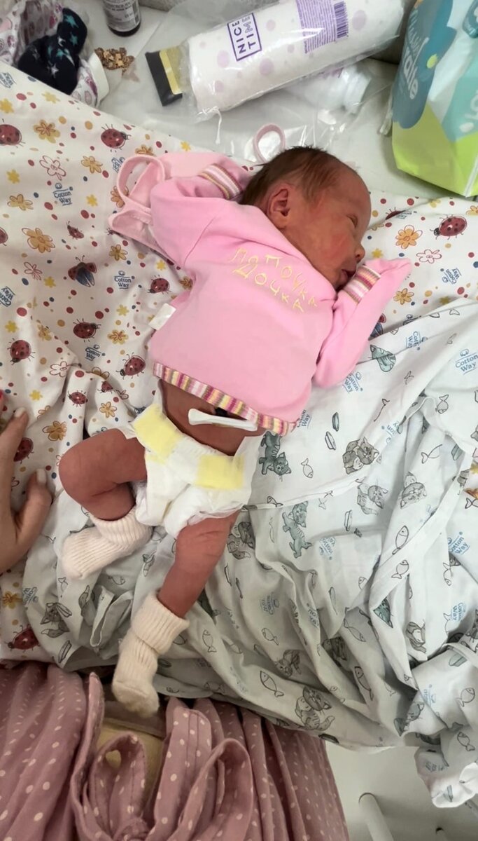 Тут заметна желтизна. Одёжку, кстати, в роддоме выдавали, но спустя пару дней муж привёз нашу, потому что та была ей очень велика.