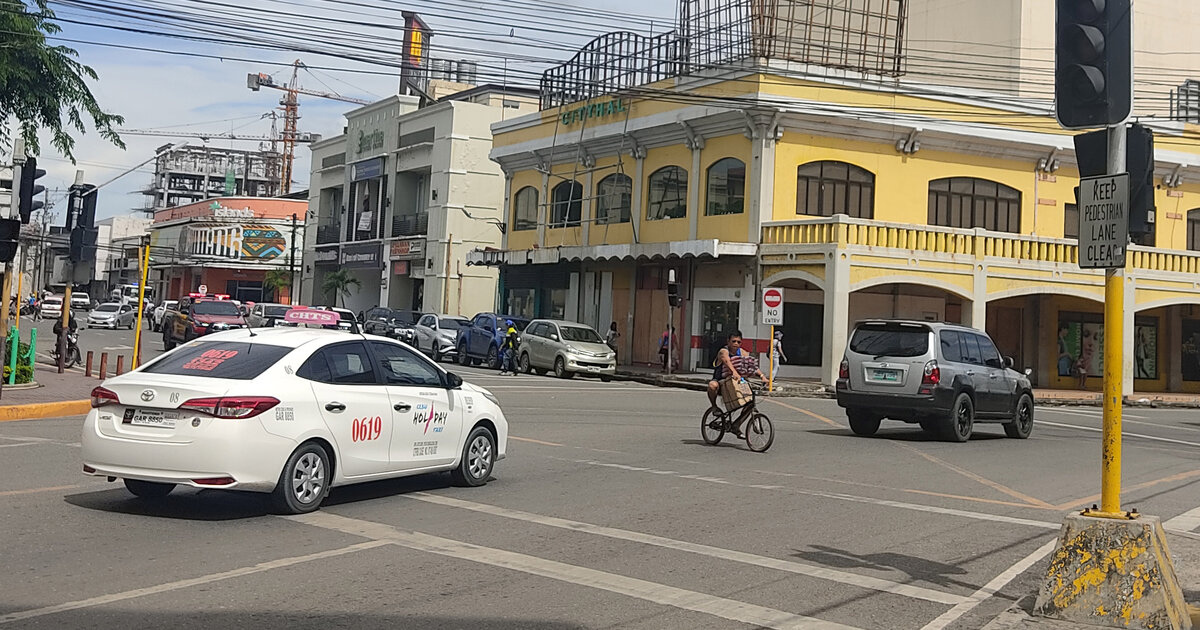 Белое такси должно быть обязательно белым, а  такси Grab может быть любым