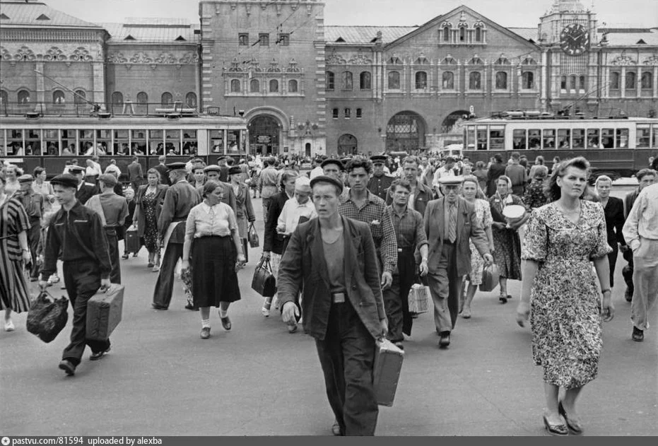Комсомольская площадь (площадь Трех вокзалов), 1954 г. Автор: Henri Cartier-Bresson.