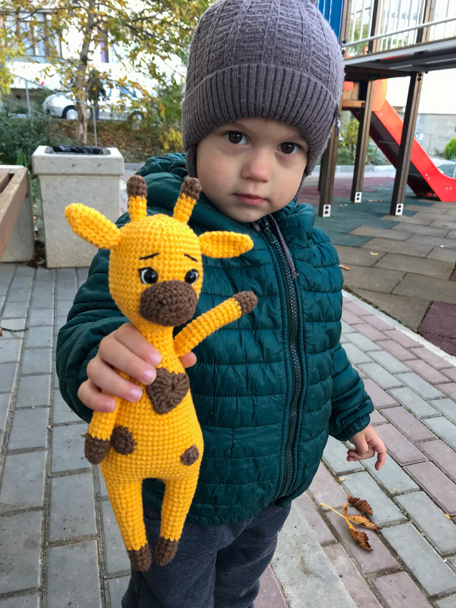 Мой сын и жираф связан прошлой осенью :)