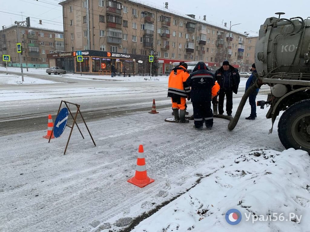 Коммунальная авария на проспекте Ленина, 18 в Орске создала ледяную ловушку  для водителей и зимний ручей для пешеходов | Урал56.Ру | Оренбург, Орск -  главные новости | Дзен