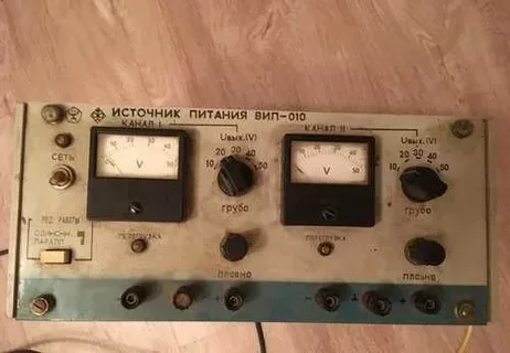 Чуть менее года назад работал учителем физики в школе. Был в кабинете подобный блок питания, созданный в 80-х годах. Он плохо работал, не имел заземления, был тяжелым и большим. Другого блока питания в школе не было.