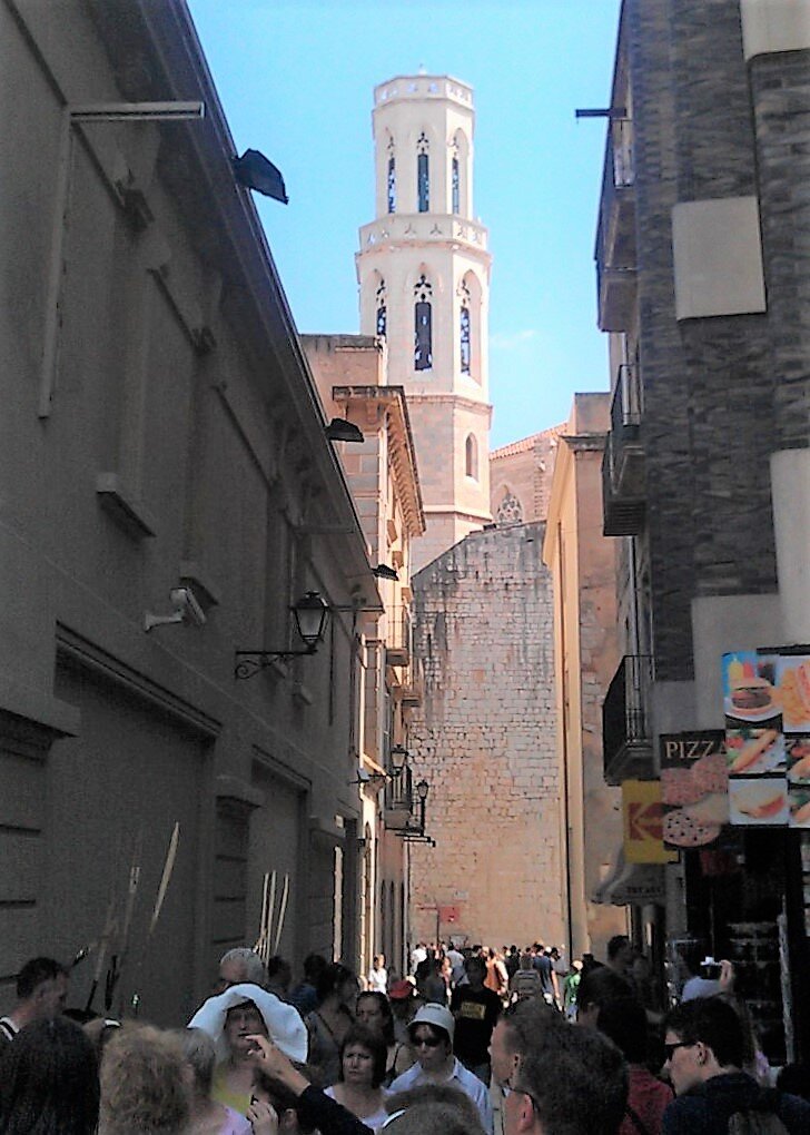 Колокольня собора Св. Петра, где крестили Дали