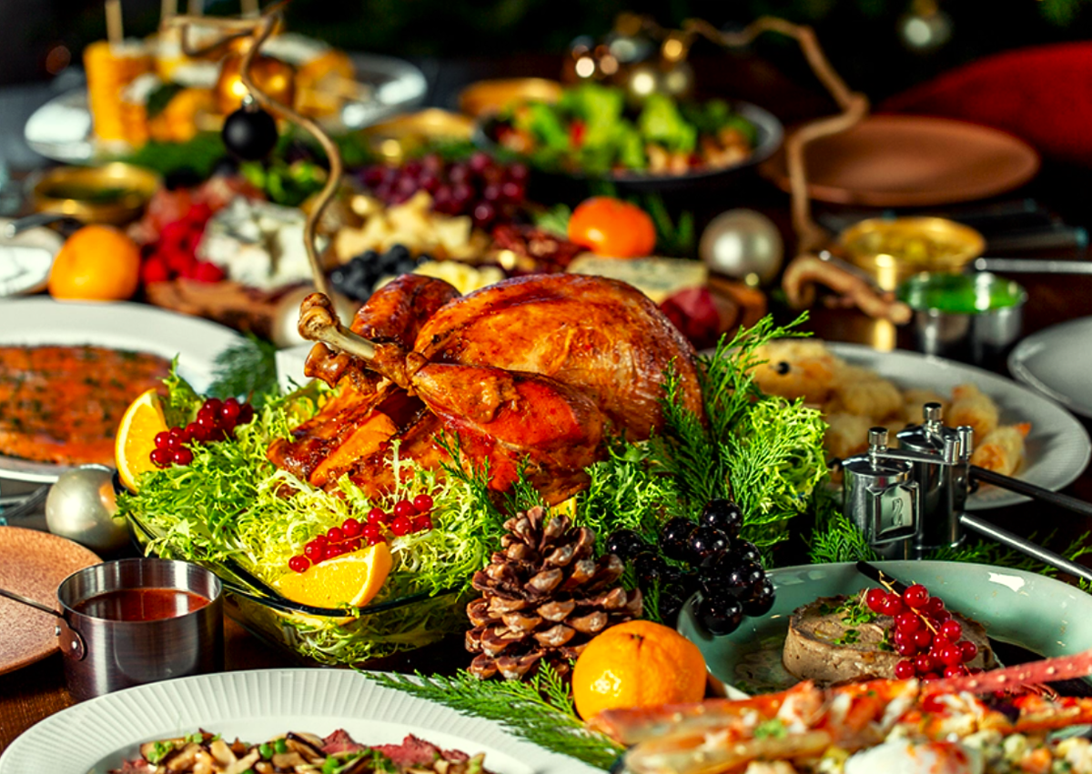 Греческий праздничный стол. Праздничные блюда. Греческий новогодний стол. Европейская кухня. Рождественский стол в Греции.