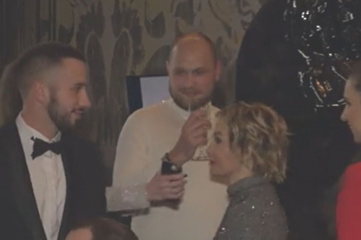    Татьяна Буланова с бойфрендом (посередине) на светском мероприятииКадр из видео