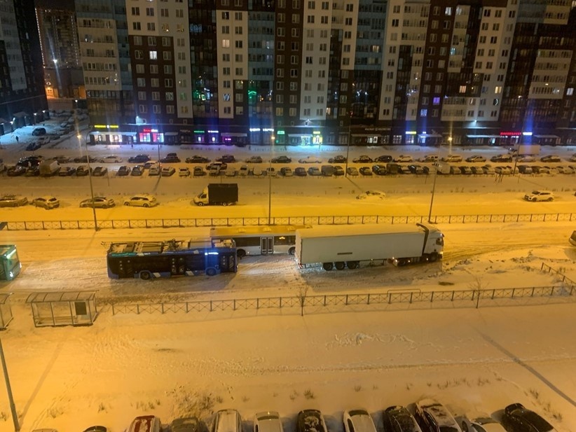    Авария с автобусами на Комендантском проспекте поздним вечером 12 декабря Автор фото: vk.com/spb_today