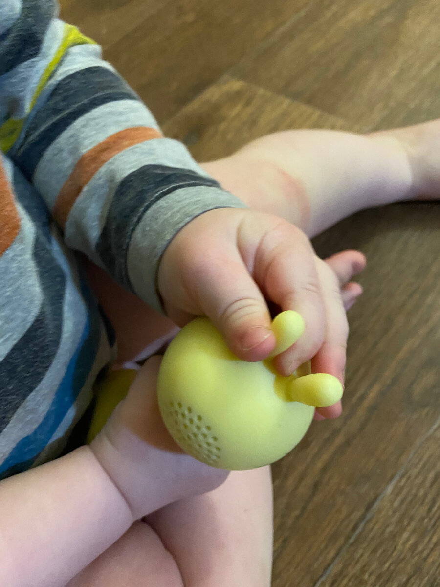 Мягкие силиконовые ушки светятся разными цветами, когда зайчик включен 