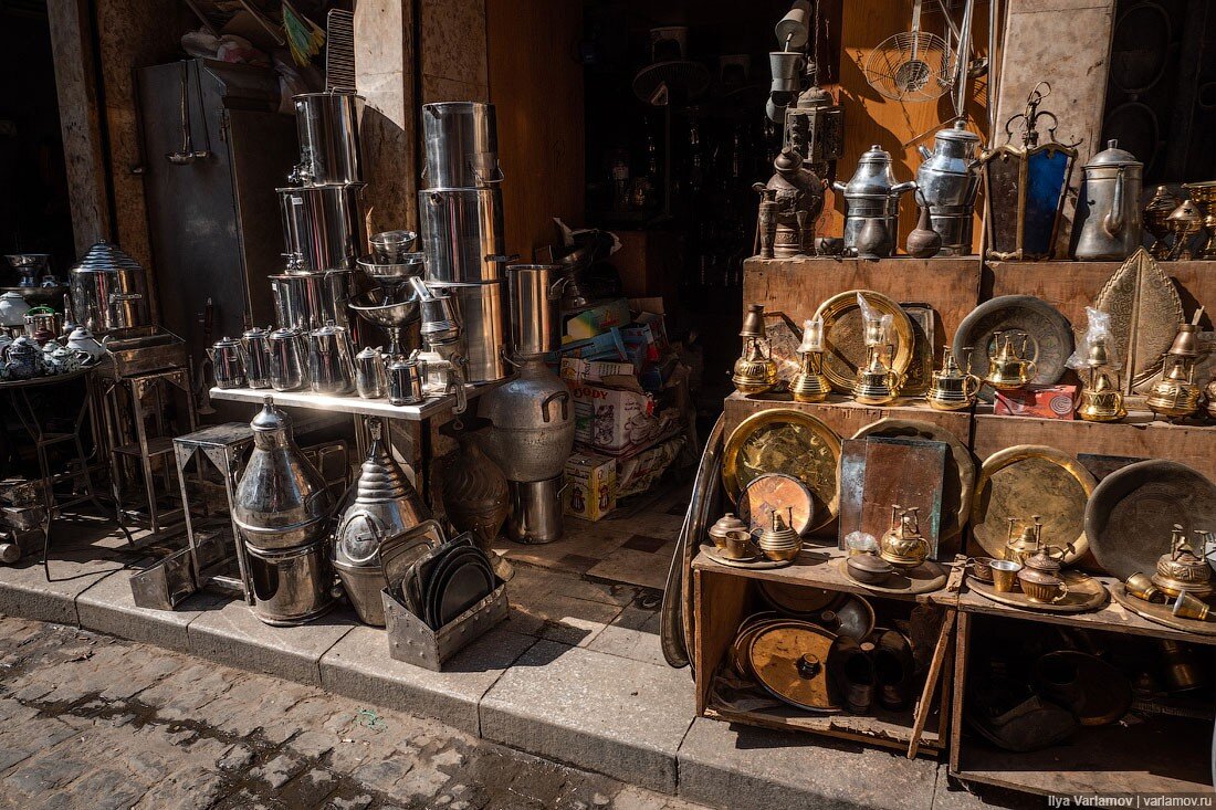Почему каир называют. Барахолки Каира со старьем. Сувениры Каир фигурки.