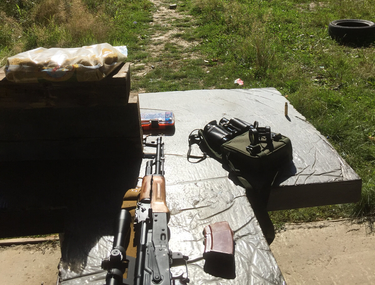 Я с установкой оптики не заморачивался, просто примерно вывел по уровню, вертикаль выставил по отвесу, кольца сталь-дюймовые, без притиров и динамометрических ключей. Стреляю все равно метров на 150-200 максимум