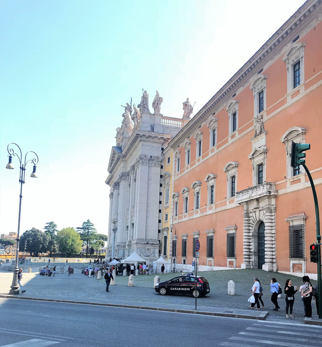 Фасад базилики и примыкающий   к ней папский Латеранский дворец.- офис римской епархии и музей истории Ватикана