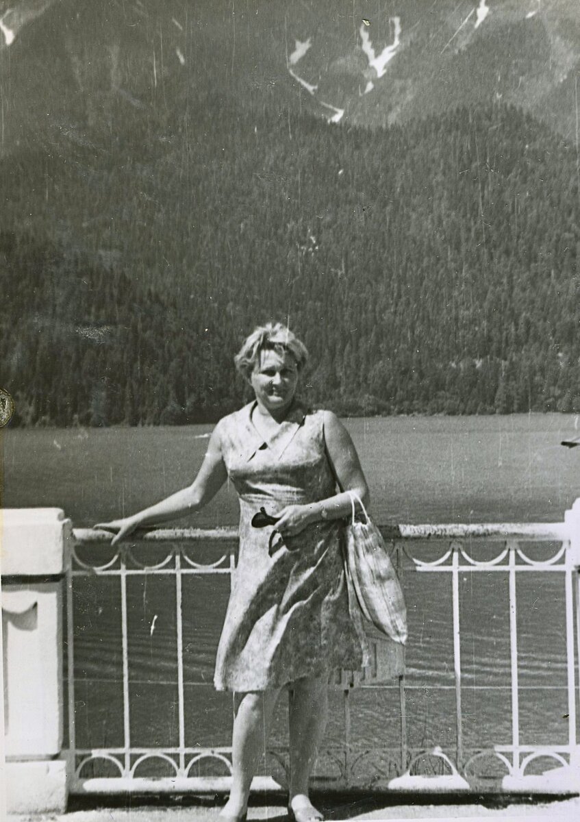 Мама на озере Рица, 1977 год