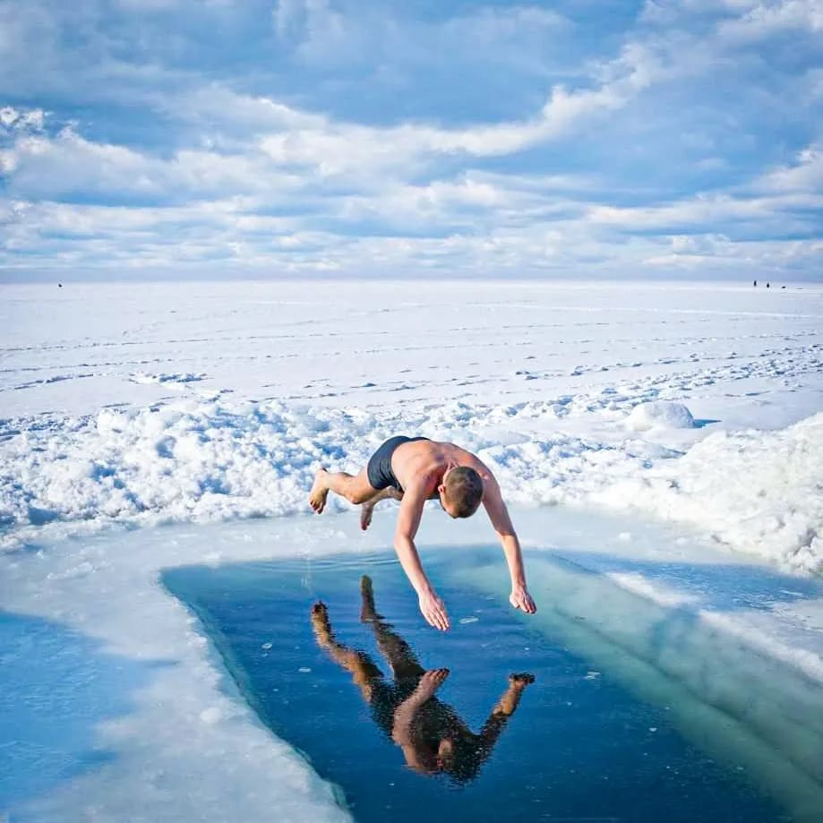 В холодной воде на несколько. Прорубь. Прорубь зимой. Купание в ледяной воде. Ныряние в прорубь.