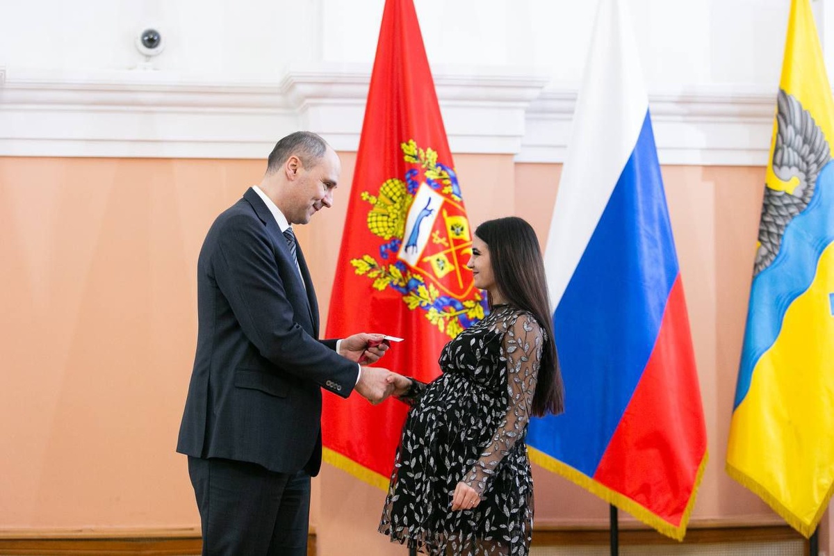    Денис Паслер вручил детям-сиротам ключи от квартир в Оренбурге Марина Шарт