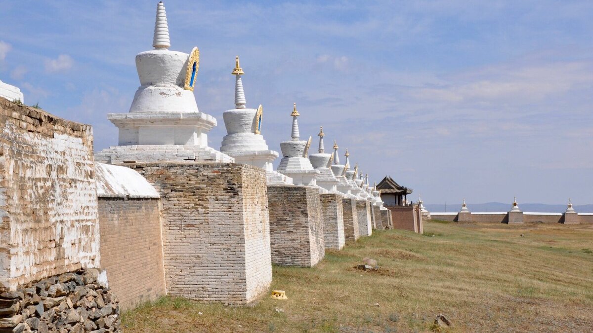     Каракорум - первая столица Монгольской империи (1235-1260 гг.) - будет восстановлена, заявил президент Монголии Ухнаагийн Хурэлсух. Соответствующий указ уже подписан.