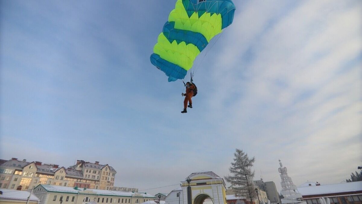     Спортсмены-парашютисты в новогодних костюмах спустились поздравить омичей на парашютах. Приземление произошло в районе Омской крепости. Все участники праздника получили подарки.