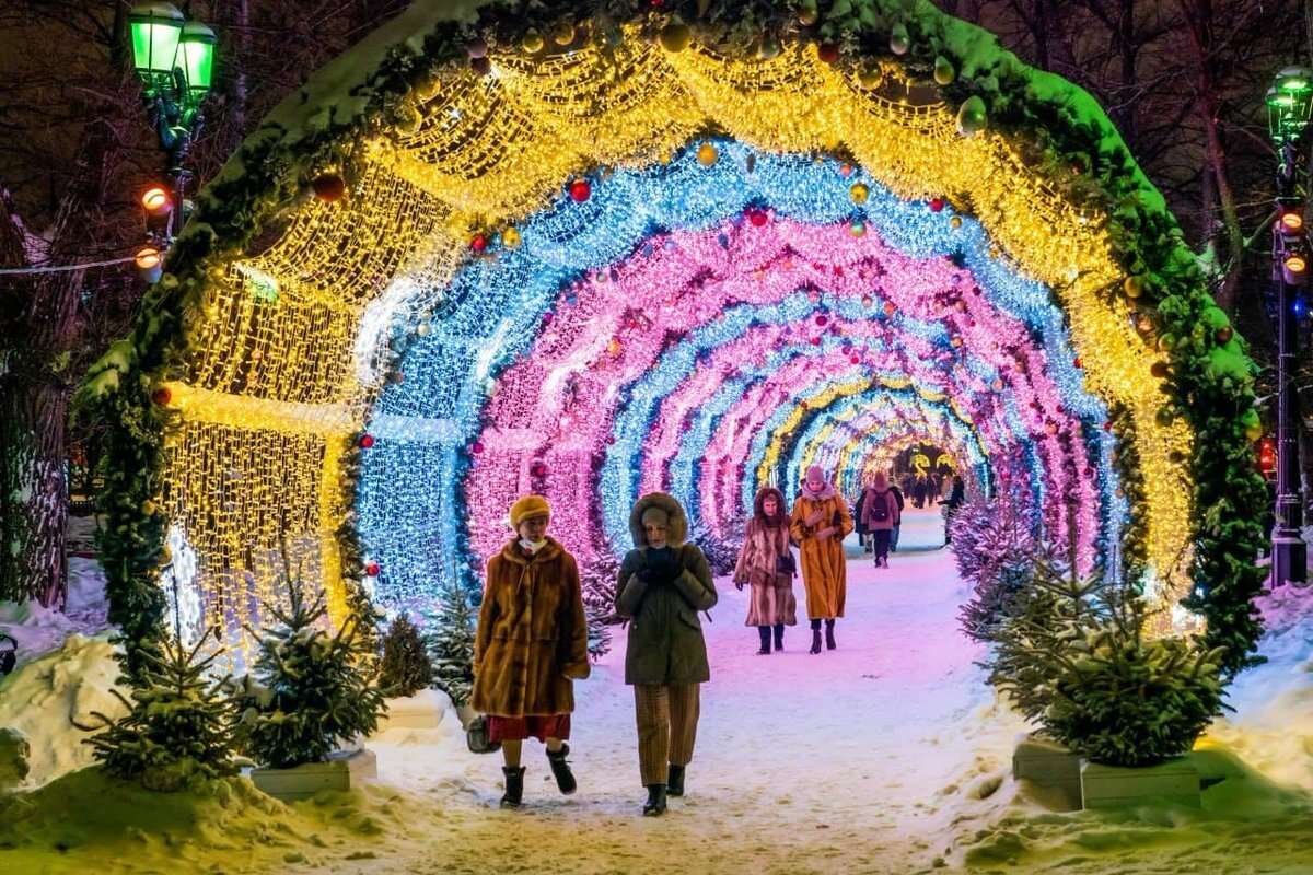  В Новогодние выходные в Москве можно успеть полюбоваться сверкающим декором, сделать памятные фото в световых тоннелях и погулять на центральных улицах под небом из гирлянд.
