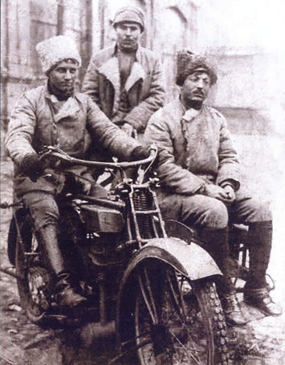 Иван Панфилов с друзьями. 1915 год