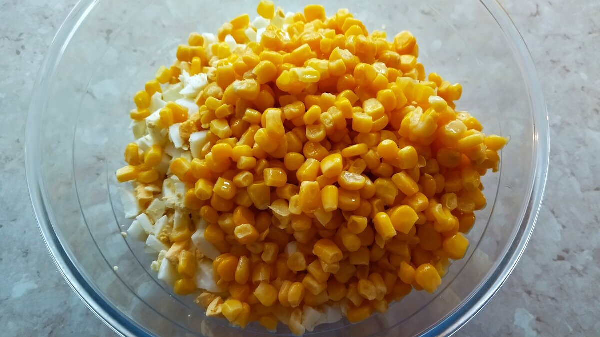 Измельченные крабовые палочки, яйца и кукуруза в салатнике. Фото автора