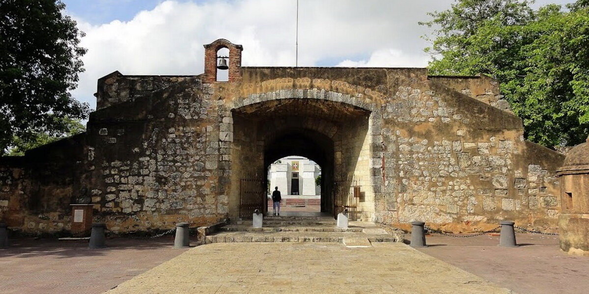 Выход к Парку Независимости с улицы Эль-Конде