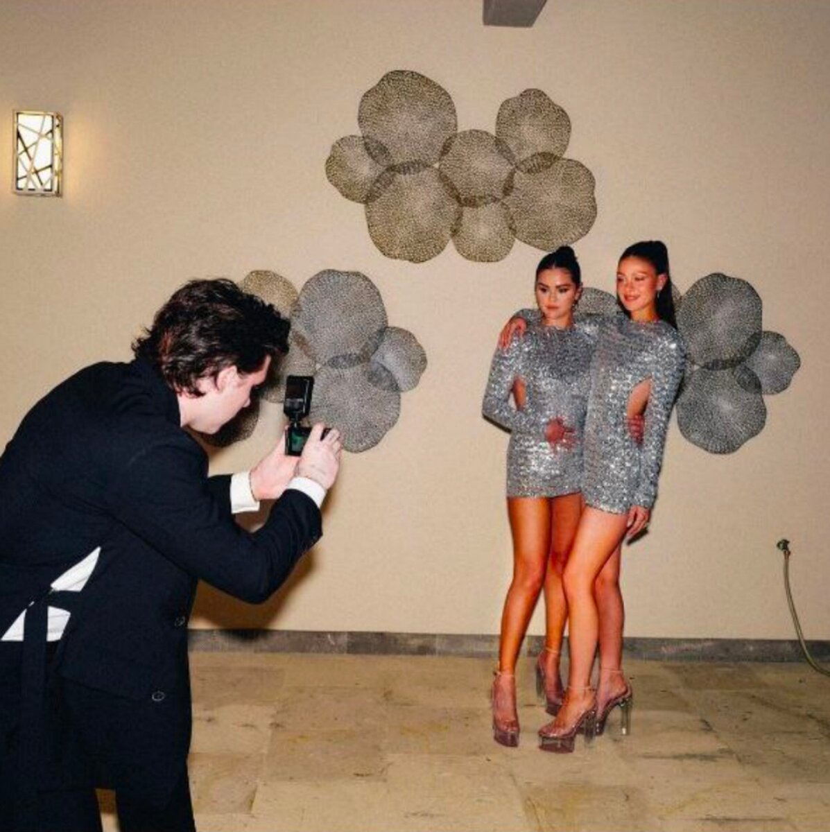    Селена Гомес и Никола Пельтц в одинаковых платьях Valentino Фото: Инстаграм (запрещен в РФ) Селены Гомес