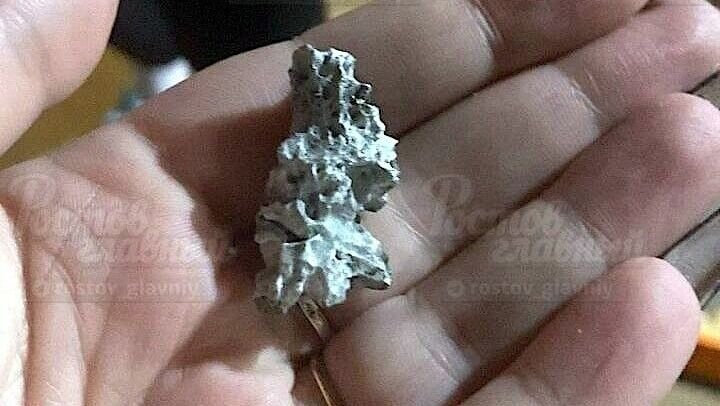     Жители Ростова сообщили, что во дворы и на крыши домов упали неизвестные обломки, после того, как в небе над городом прогремели несколько хлопков, снимками поделились очевидцы в соцсетях.