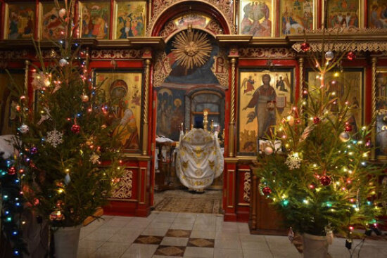Православное Рождество празднуется 7 января. Храмы и церкви украшают елями и хвойными ветвями, символизирующими вечную жизнь.