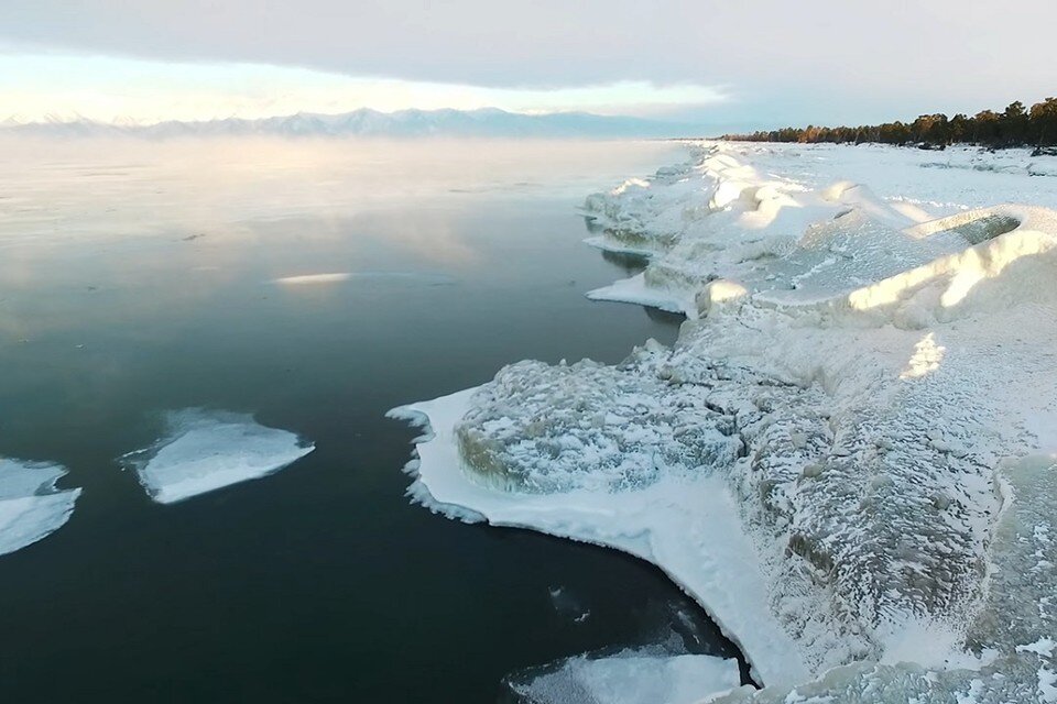     Байкал невероятно красив в любое время года. Фото: стопкадр с видео ФГБУ "Заповедное Подлеморье"