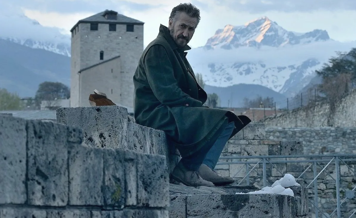 Марко Джаллине в роли Рокко. Какие виды! Кадр из сериала "Рокко Скьявоне", источник:  fueradeseries.com