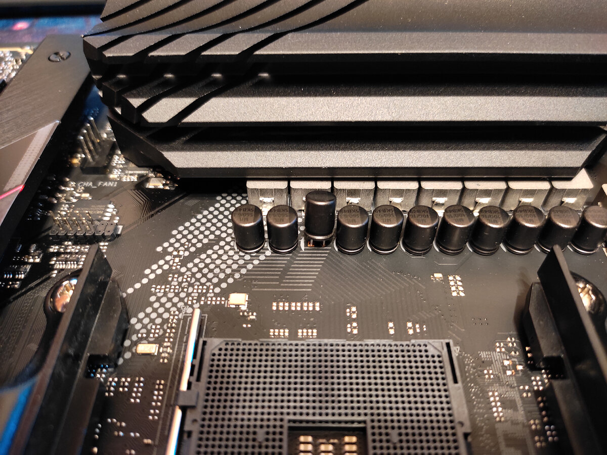 Тот самый конденсатор, торчит на ножках