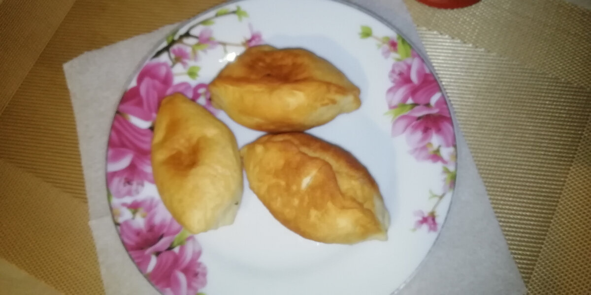 Пирожки из дрожжевого теста с капустой и мясом.