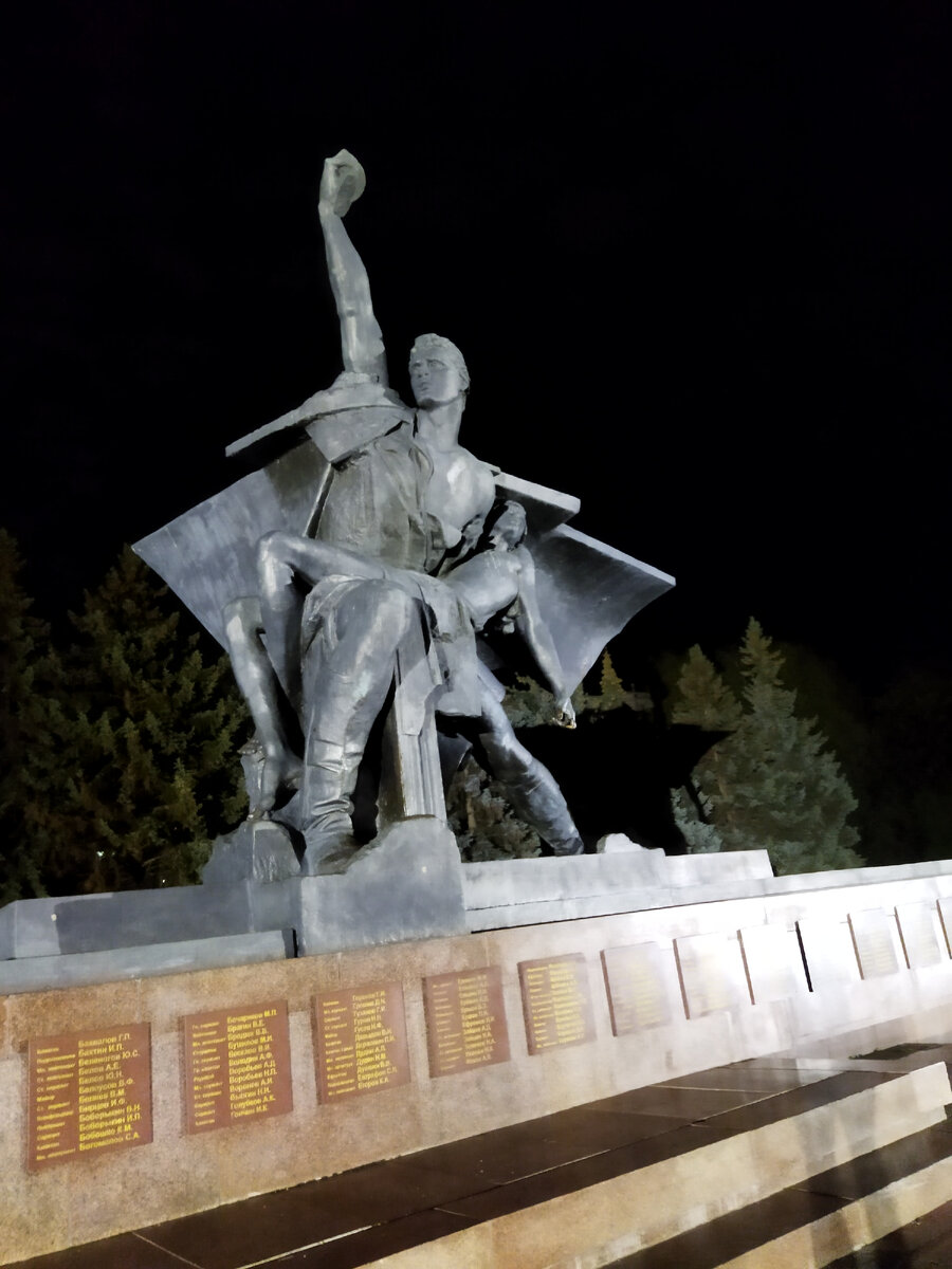 9 мая 1972 года на площади Мира в Костроме был открыт монумент Славы, авторы — скульпторы М.Ф. Бабурин и Г.П. Левицкая, архитектор Е.И. Кутырев. Это памятник советским воинам, которые спасли наш народ от угрозы фашистского порабощения и избавили от милитаризма многие страны Европы и Азии. В стремительном и неукротимом порыве советский воин-победитель спасает мальчика-подростка, который символизирует наше будущее и мировую цивилизацию. Это не столько памятник-скорбь, сколько памятник-призыв быть бдительными, свято беречь мир.