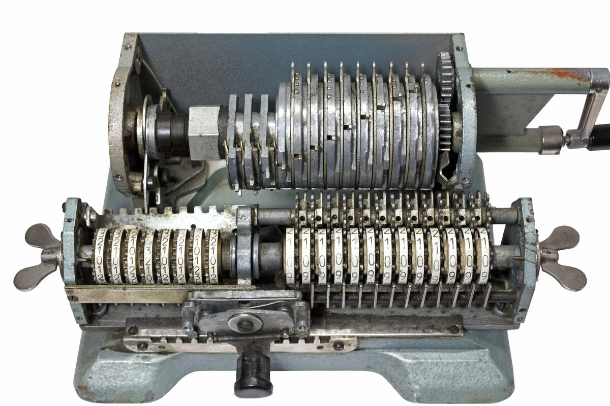Доказательство существования изоморфизма между кольцом многочленов над ℤ/10ℤ и кольцом ℤ/10⁵ℤ.
