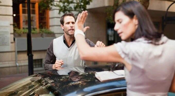 Почему некогда прочные и счастливые отношения трещат по швам? Потому что мы превращаем их в соревнования, постоянно сравниваем, кто сделал для другого больше, уверен коуч Роберт Таибби.