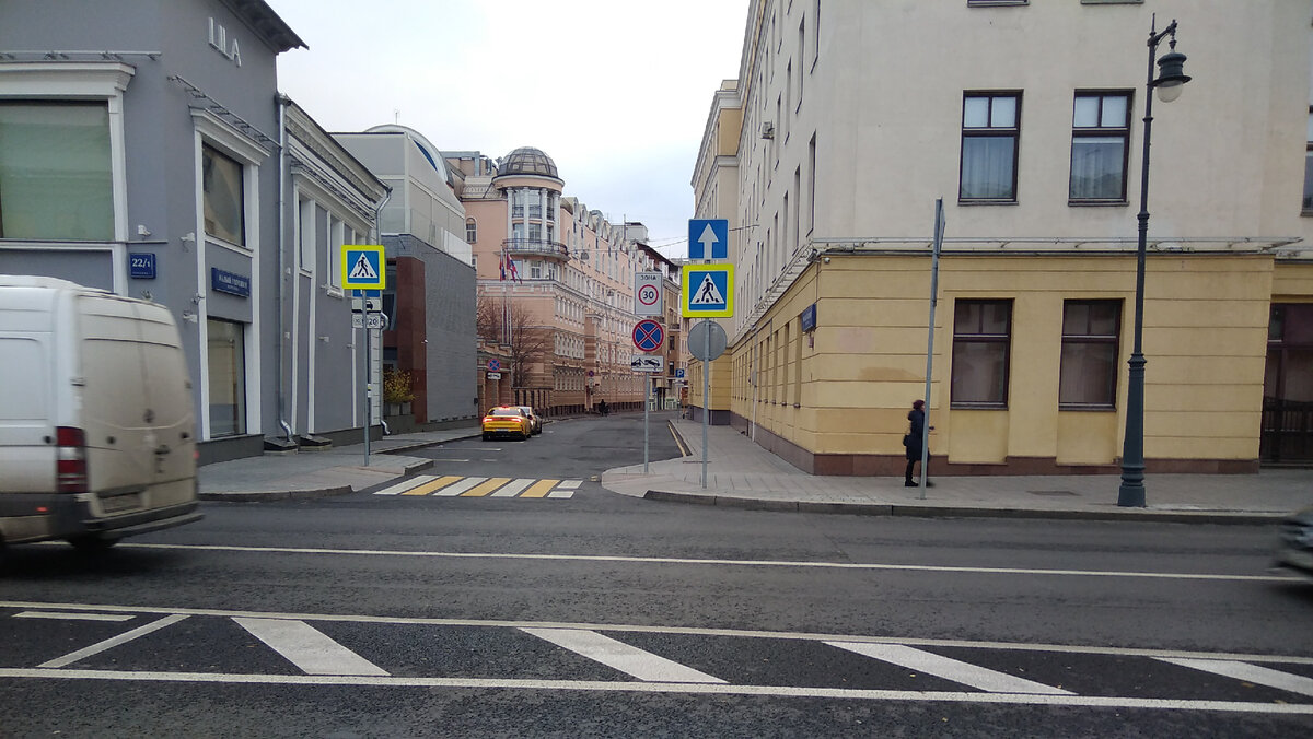 Перекрёсток улицы Сретенки и Малого Головина переулка (фото автора)