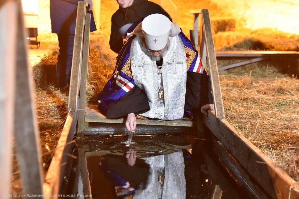     Владыка Марк освящает воду. Фото: администрация Рязани.