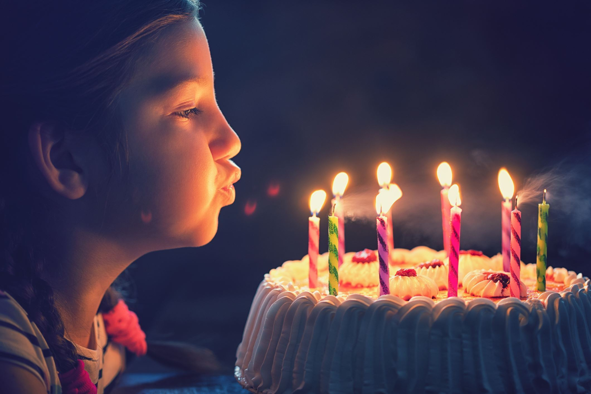 Задувать свечи на праздничном торте, загадывая желание — традиция, которая сопровождает каждого из нас с самых первых праздников до самого что ни на есть взрослого и сознательного возраста.