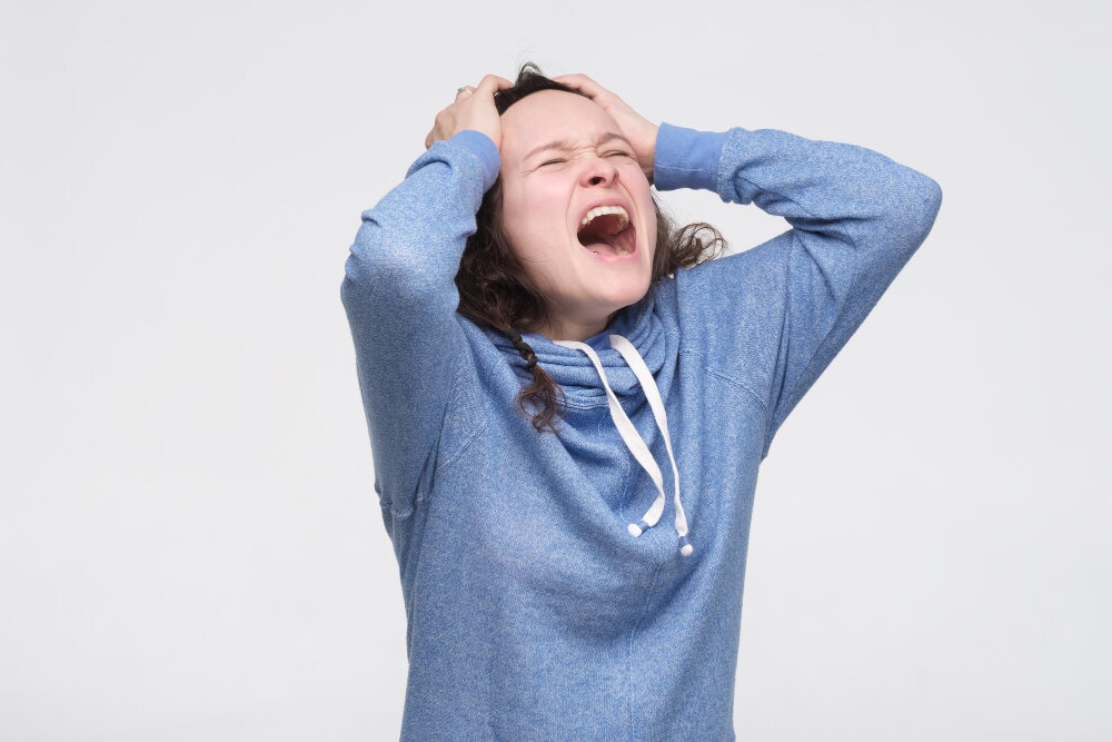 отчаянно крикнуть. отчаянная девушка кричит. кричал отчаянно. к чему снится война во сне. мужчина орет.