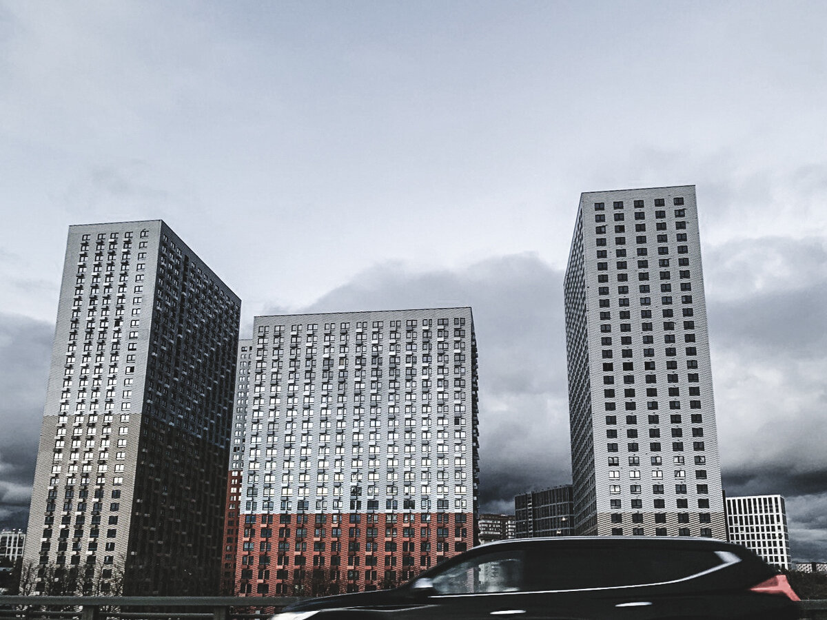 📍 Таких застроек становится все больше и больше. Там очень мало места для машин. Остаётся только посочувствовать тем, кто там живёт, представляю, какие они испытывают неудобства каждый день.