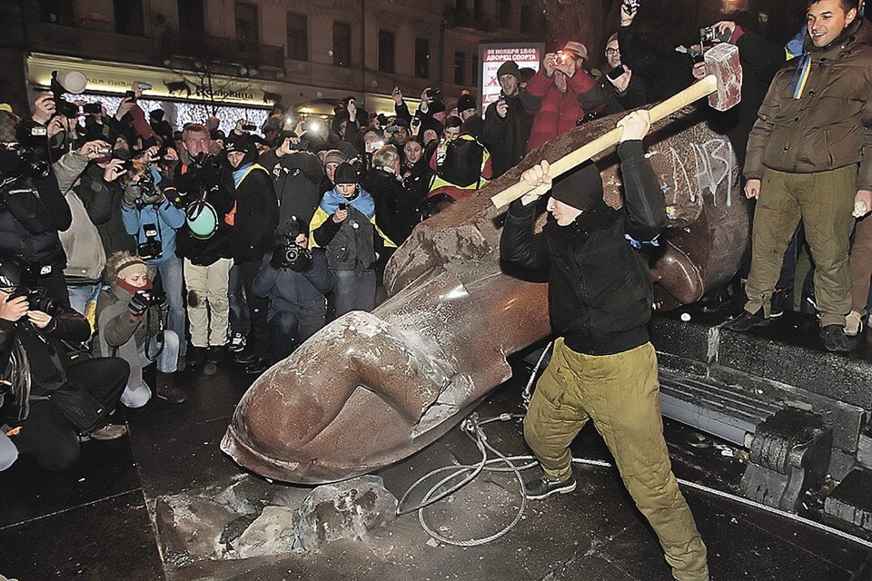     Первым делом украинствующий майдан в 2014-м свалил в Киеве памятник Ленину. Человеку, сделавшему для Украины больше любого другого политика. Фото: AP/East News