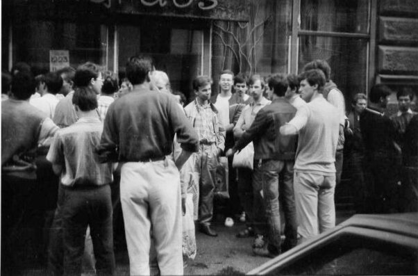 1988 год. У пивного ресторана "Зем озола". Рига. Фото из Интернет. 