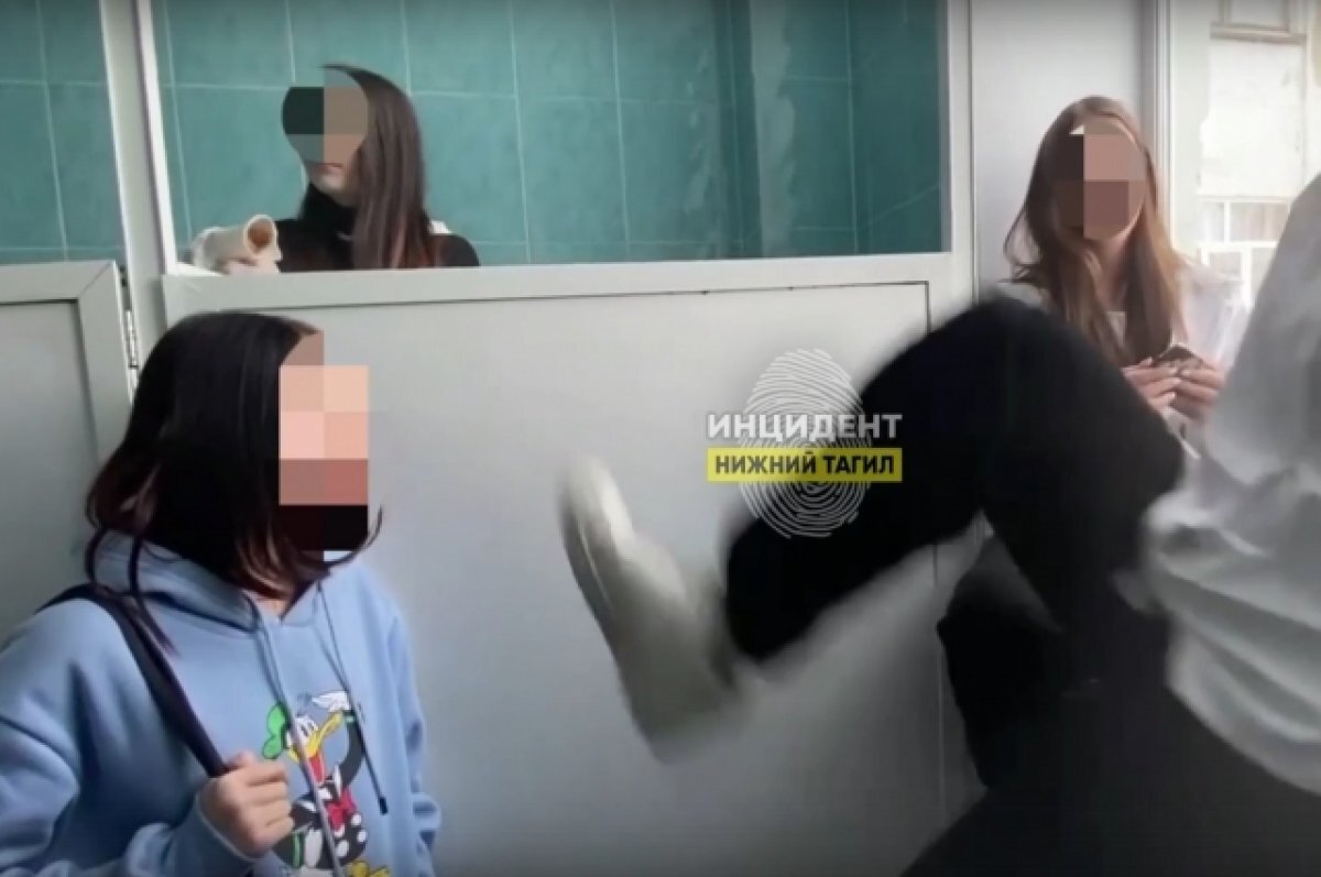    Девочка пнула в лицо сверстнице в школьном туалете в Нижнем Тагиле
