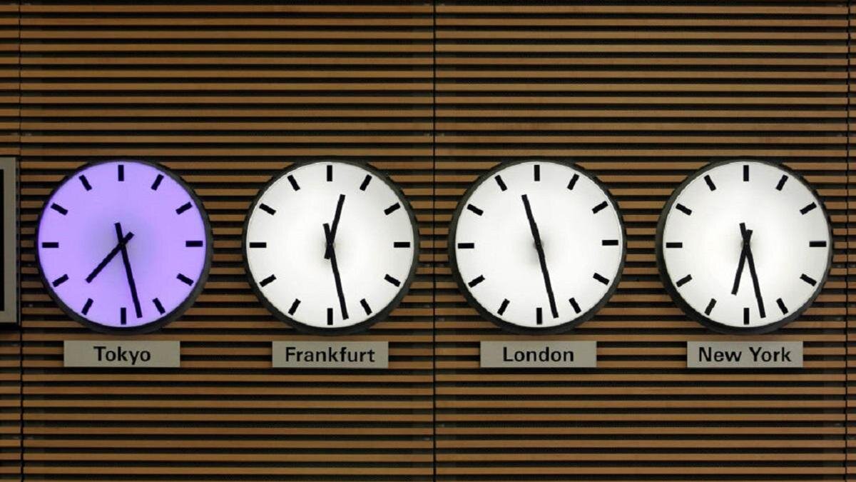    Часы, идущие по разному времени, на стене:plus49/Construction Photography/Avalon/Getty Images