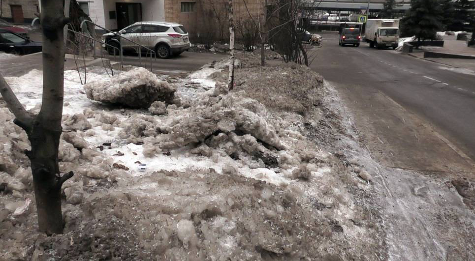 Почему без снега. Грязный снег. Загрязненный снег. Грязный снег в Москве. Грязный снег в Аляске.