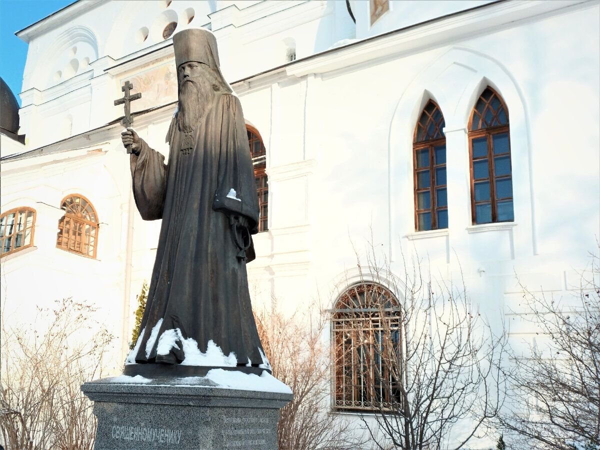 Князья основатели городов. Юрий Долгорукий Дмитров летом. Храм памятник город Дмитров. Скульптура Юрия Долгорукова в Дмитрове фото.