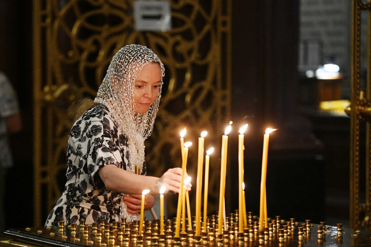 Верный способ изгнания бесов - молитва в храме, ношение креста и вера в Бога. Фото Сергея Власова. Источник: https://foto.patriarchia.ru/news/patriarshee-sluzhenie-v-kanun-prazdnika-preobrazheniya-gospodnya-v-khrame-khrista-spasitelya-2021-08-18/