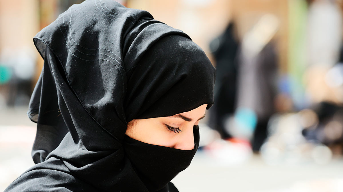 Хиджаб перед кем можно. Никаб Муслима. Никаб Иран. Хиджаб и паранджа. Чадра паранджа хиджаб.