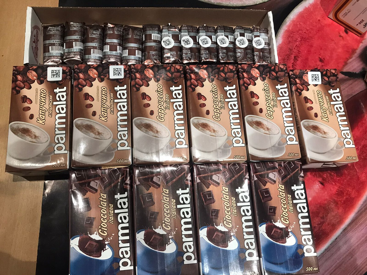 Сырки, кофе холодный.